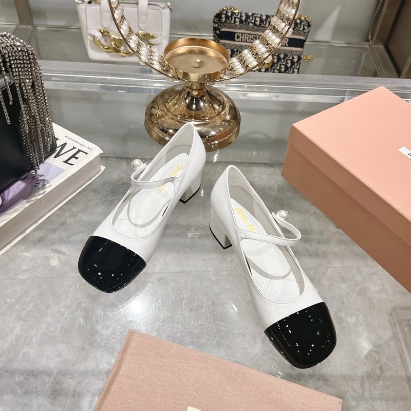 미우미우 스파이컬 라운드 토 메리제인 펌프스 001-205992