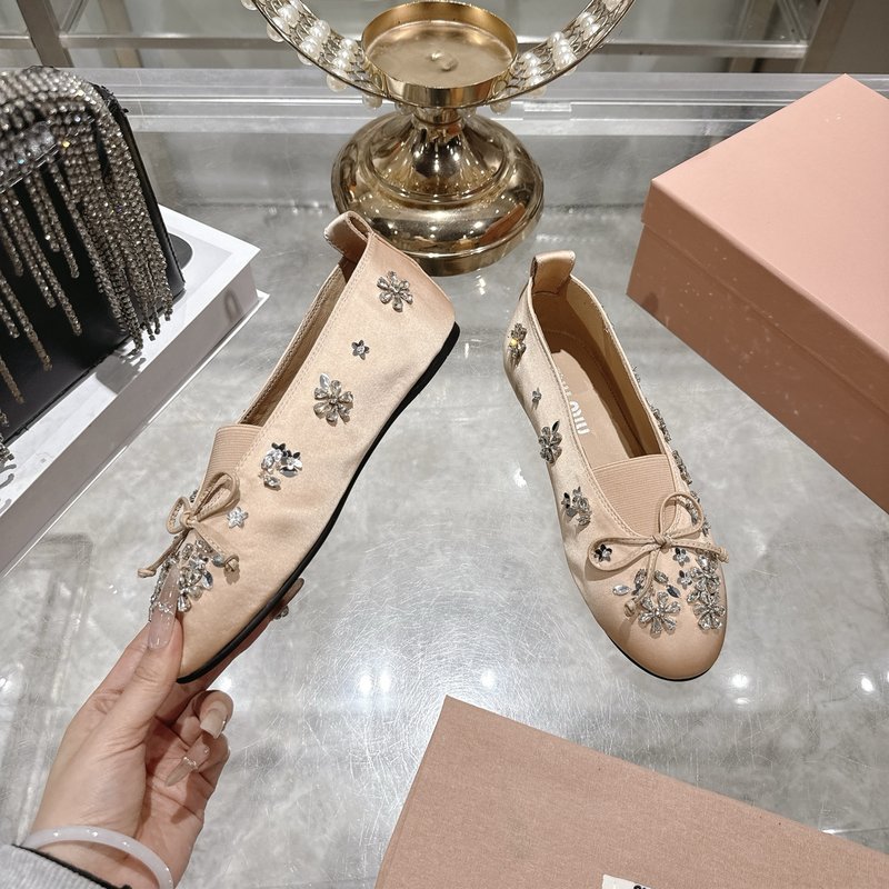미우미우 실크 새틴 리본 크리스털 발레 플랫 슈즈 001-206052