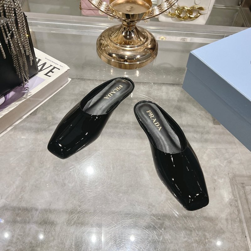 프라다 스퀘어 토 페이턴트 레더 뮬 001-206256