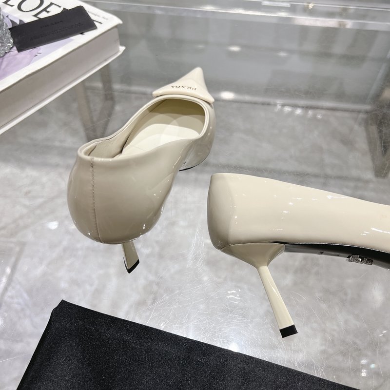 프라다 포인트 토 에나멜 하이힐 펌프스 001-206342
