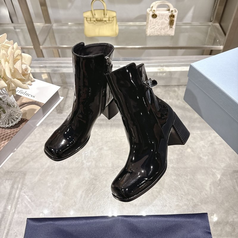 프라다 트라이앵글 로고 굵은 굽 하이힐 앵클부츠 001-206359