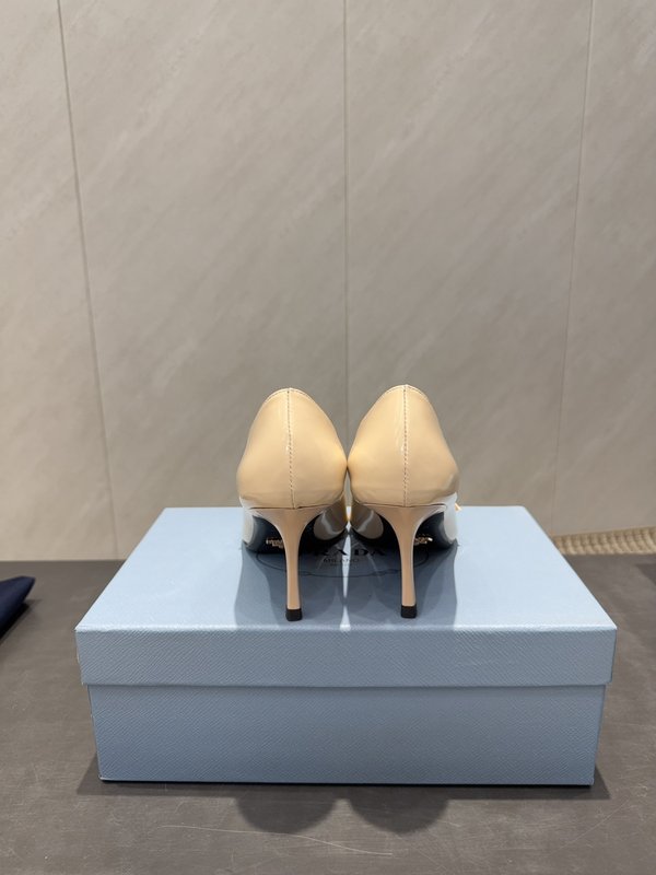 프라다 뾰족한 발끝 에나멜 가죽 하이힐 001-206457