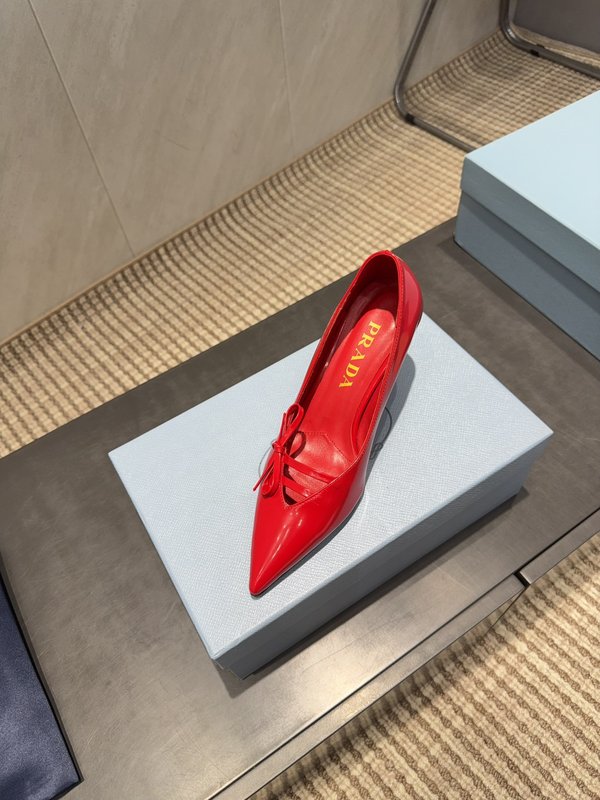프라다 뾰족한 발끝 에나멜 가죽 하이힐 001-206458