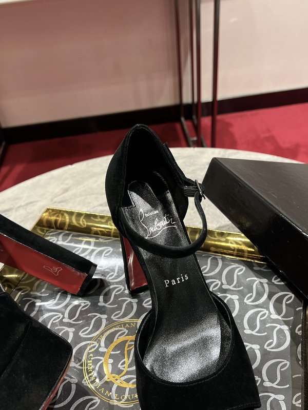 크리스찬 루부탱 블랙 에나멜 스트랩 힐 샌들 001-206675