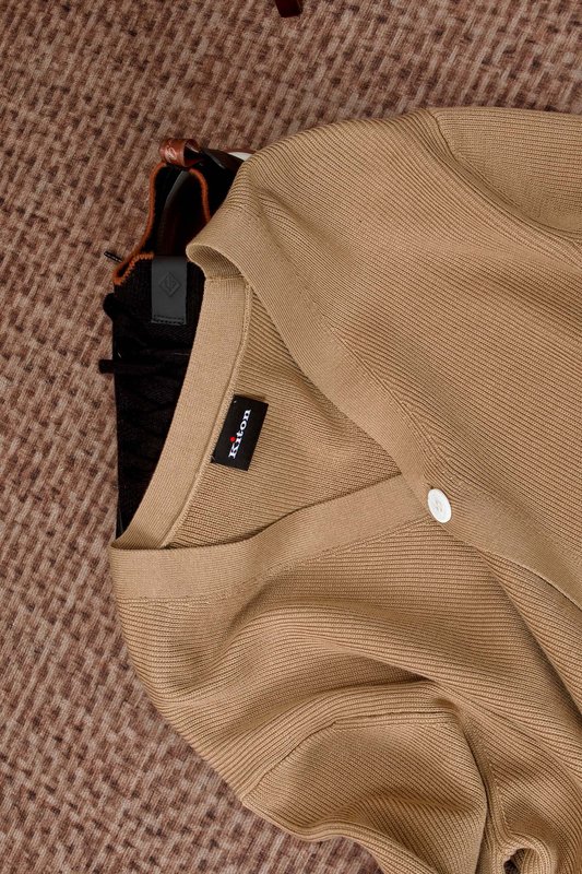 Kiton 남성 V 넥 코튼 카디건 니트 001-207894