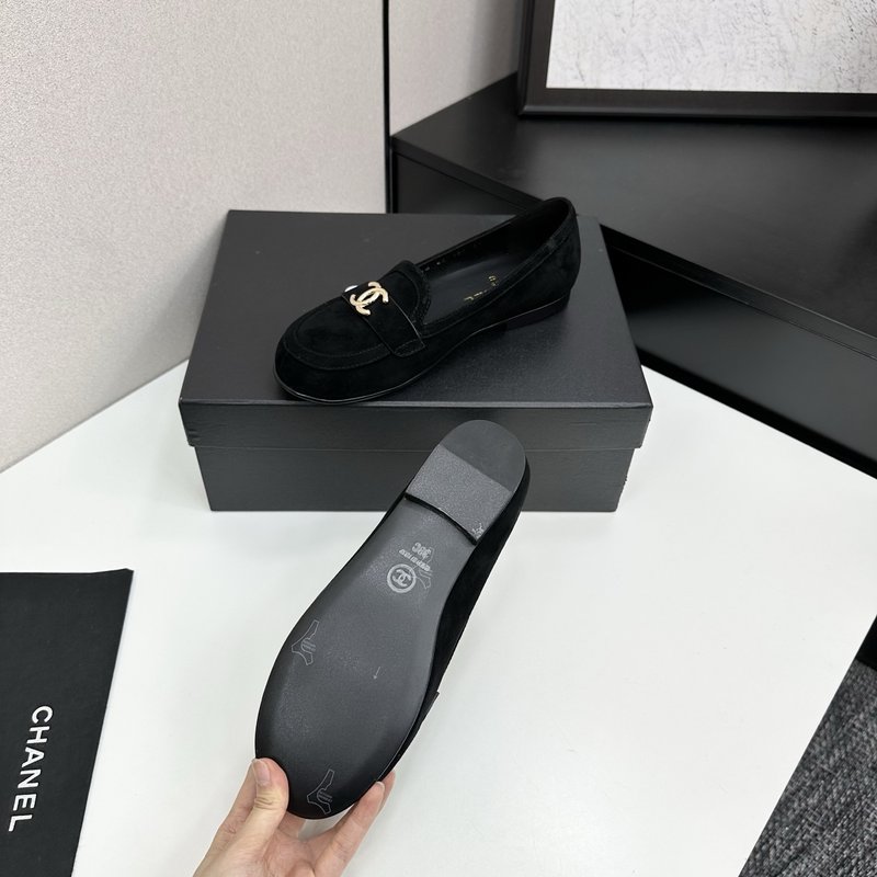 샤넬 클래식 더블 C 로고 가죽 플랫슈즈 001-212974