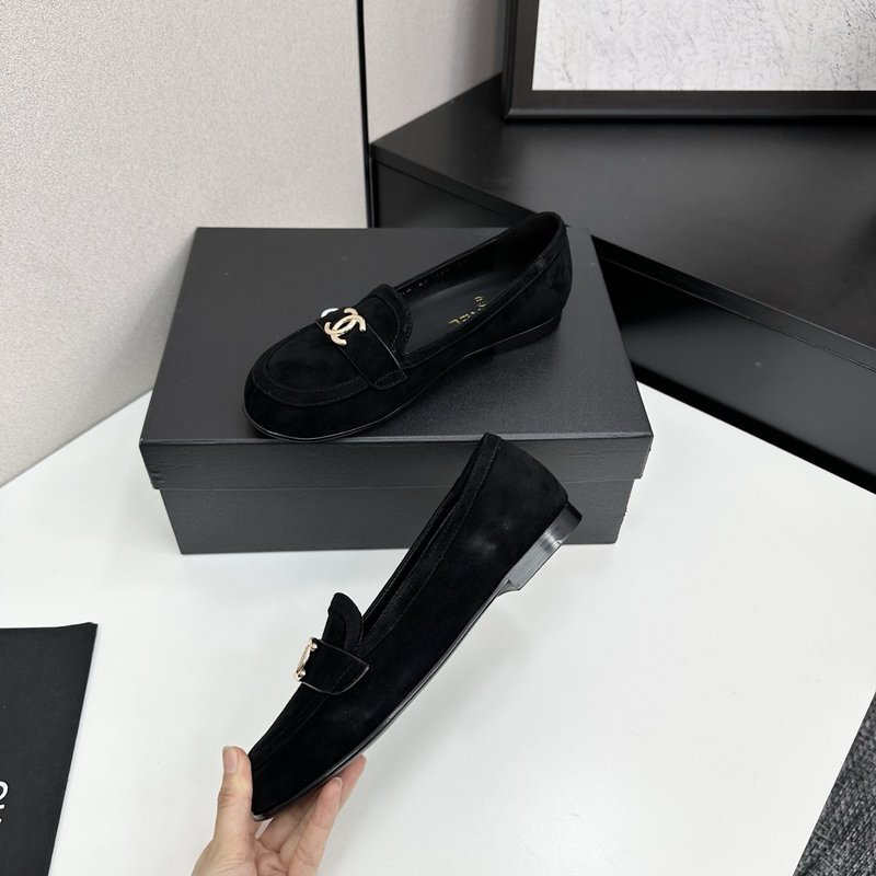 샤넬 클래식 더블 C 로고 가죽 플랫슈즈 001-212974
