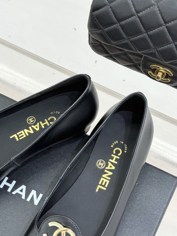 샤넬 더블 C 포인트 가죽 플랫슈즈 001-213144