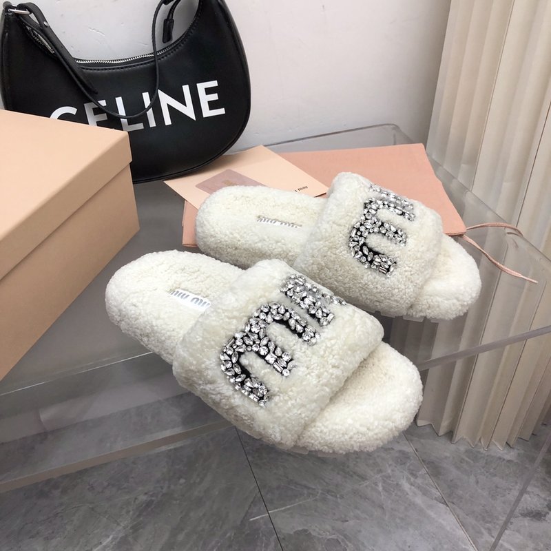 미우미우 다이아몬드 버클 퍼 슬리퍼 001-213545