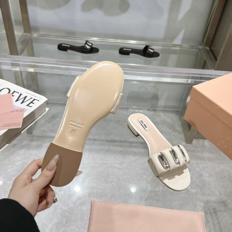 미우미우 봄여름 신상 다이아몬드 원스트랩 슬리퍼 001-213594