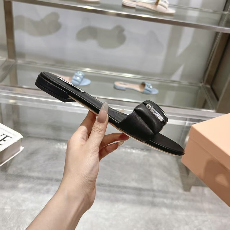 미우미우 여름 신상 다이아몬드 원스트랩 샌들 001-213606