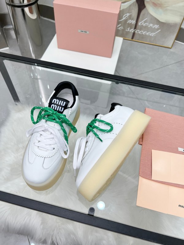 미우미우 가죽 캐주얼 화이트 스니커즈 001-213626