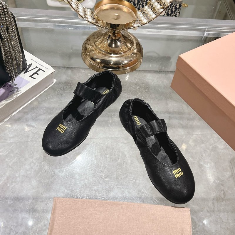미우미우 신상 스트레치 메리제인 발레 플랫 슈즈 001-213636