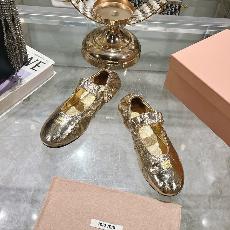 미우미우 신상 스트레치 발레리나 플랫 슈즈 001-213638