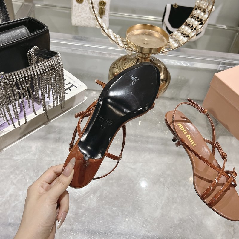 미우미우 봄여름 새끼 고양이 힐 샌들 001-213650