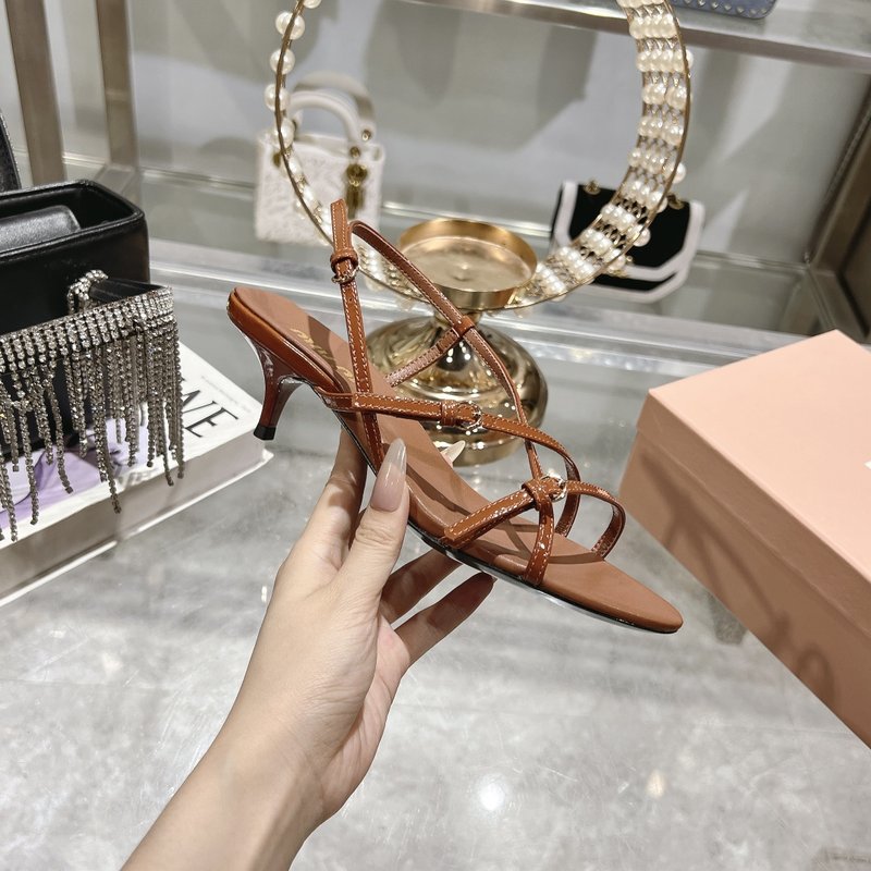 미우미우 봄여름 새끼 고양이 힐 샌들 001-213650