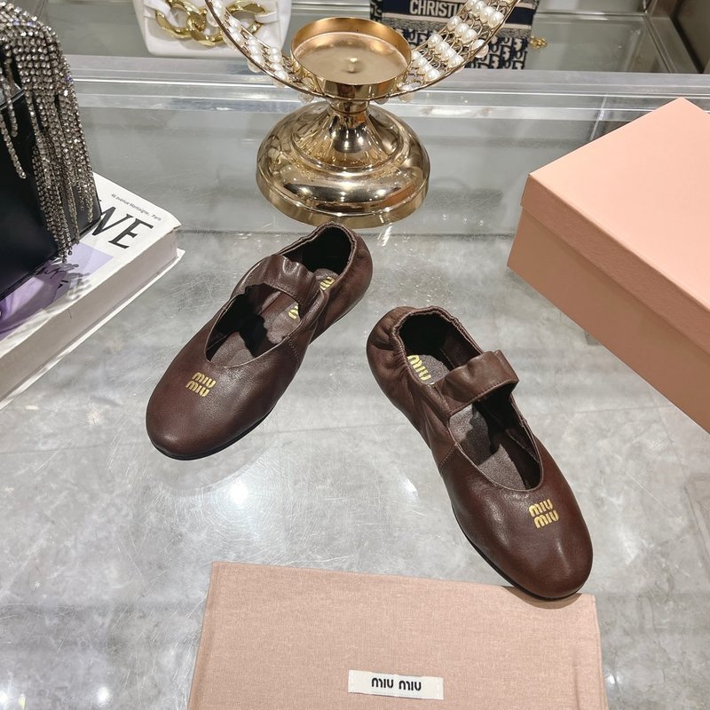 미우미우 신상 스트레치 메리제인 발레 플랫 슈즈 001-213651