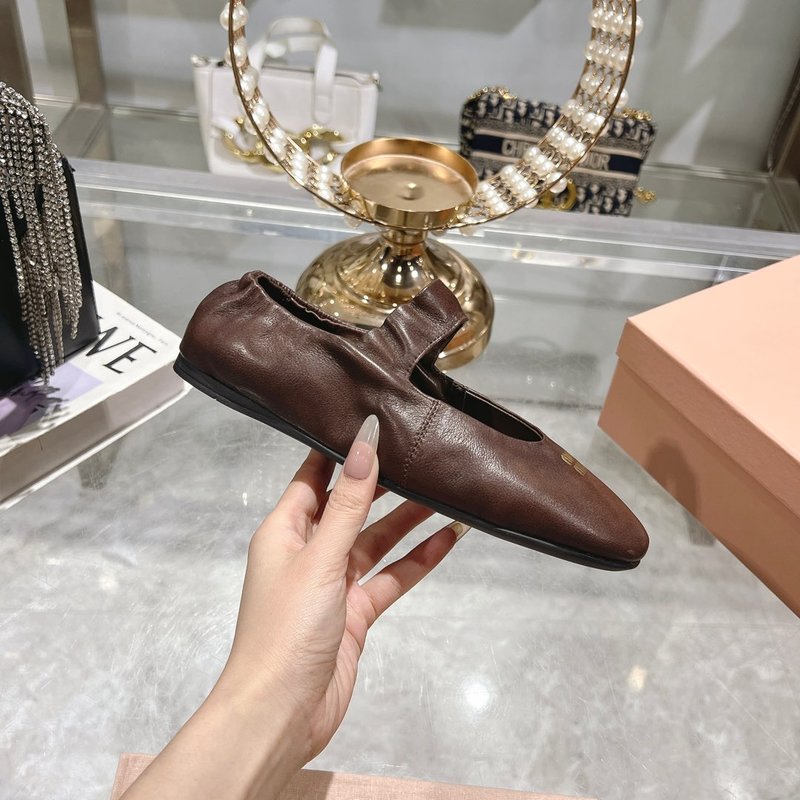 미우미우 신상 스트레치 메리제인 발레 플랫 슈즈 001-213651