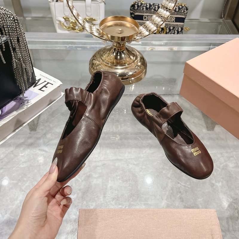 미우미우 신상 스트레치 메리제인 발레 플랫 슈즈 001-213651