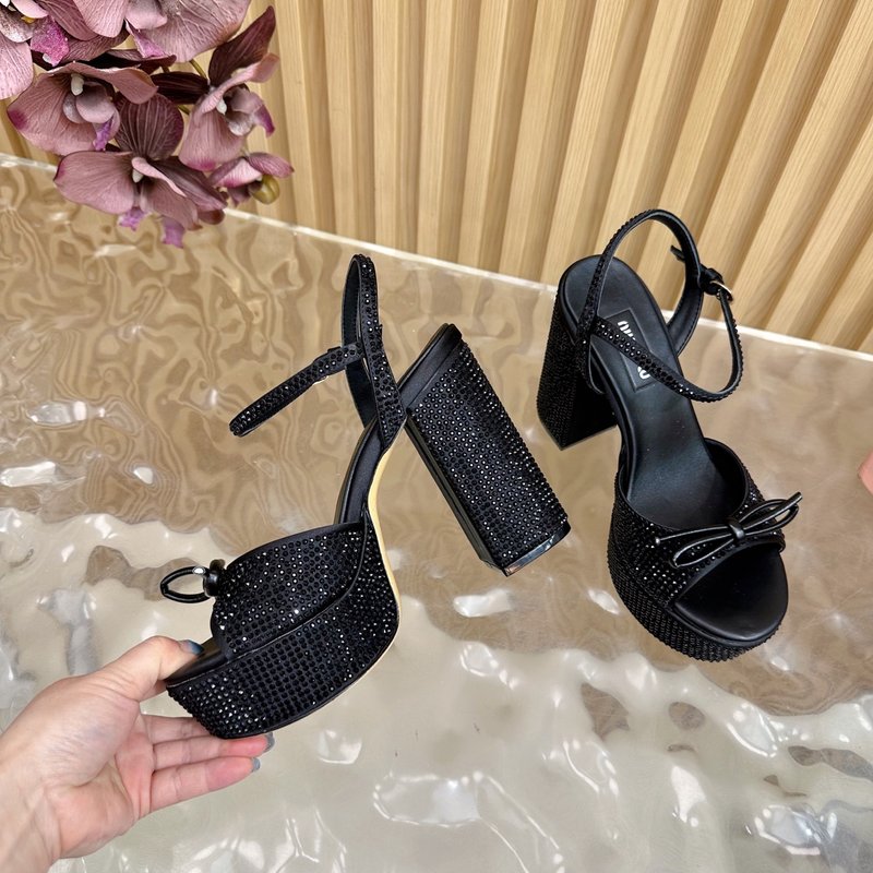 미우미우 봄여름 신상 플랫폼 굽 라인스톤 샌들 001-213723