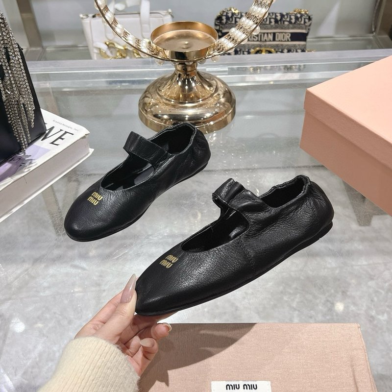 미우미우 신상 스트레치 메리제인 발레 플랫 슈즈 001-213770