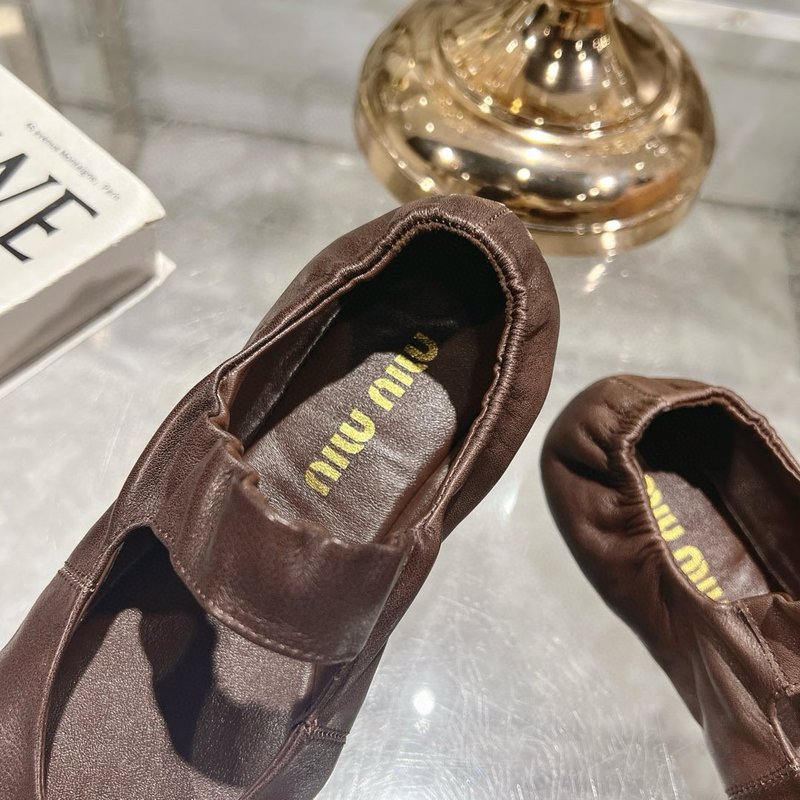미우미우 신상 엘라스틱 발레리나 플랫 슈즈 001-213771