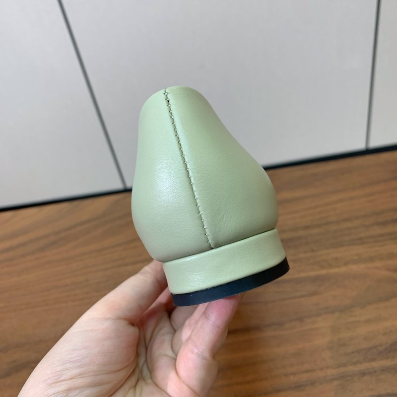 로로 피아나 컬러 블록 가죽 플랫슈즈 001-214069