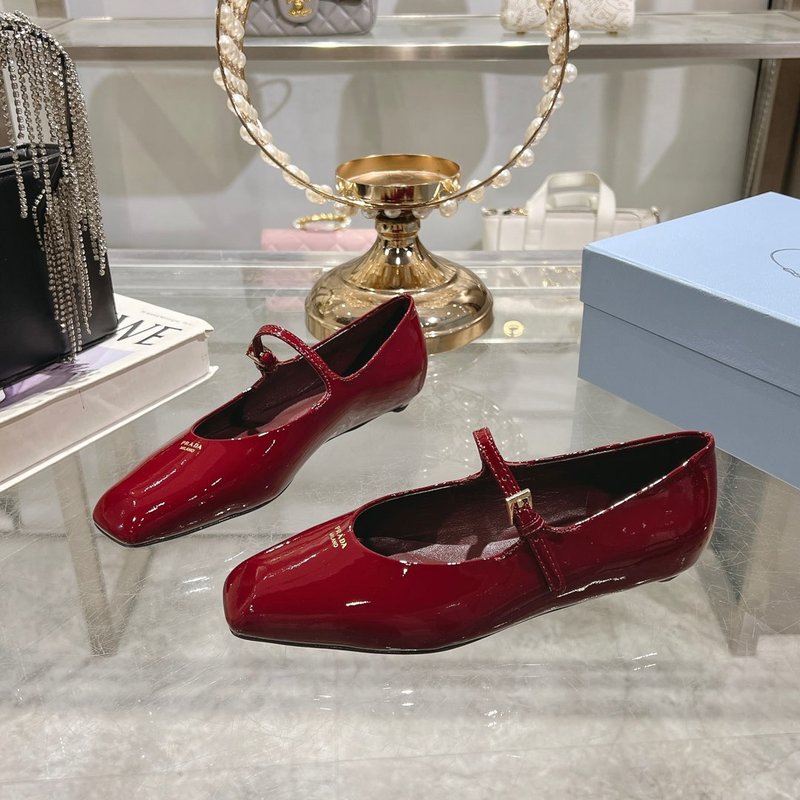 프라다 스퀘어 토 에나멜 백버샌들 001-214098