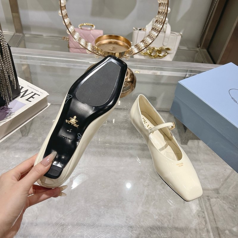 프라다 스퀘어 토 양피 안감 백샌들 001-214099