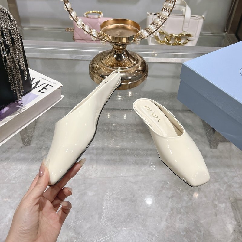 프라다 스퀘어 토 가죽 백리스 샌들 001-214112
