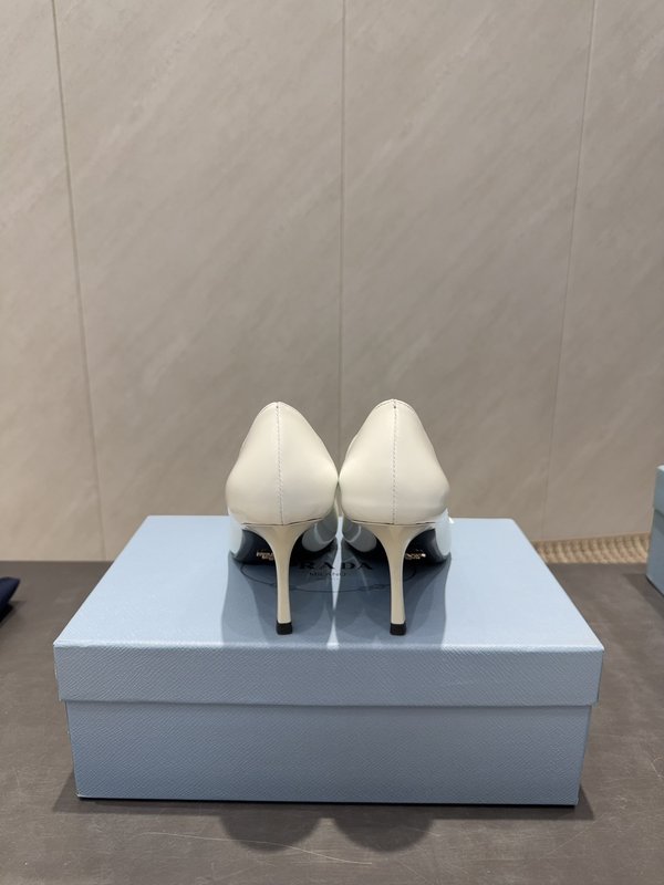 프라다 뾰족한 발끝 에나멜 가죽 하이힐 펌프스 001-214369
