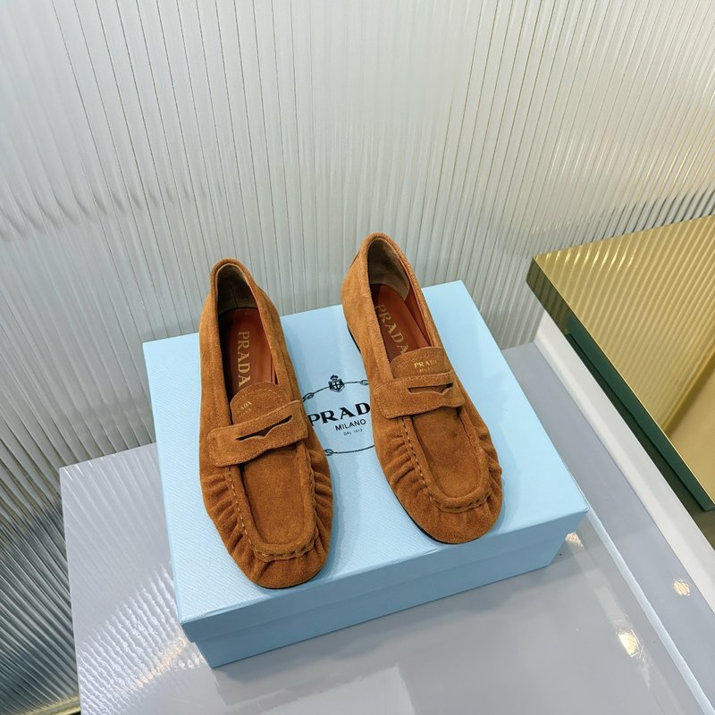프라다 트라이앵글 로고 뮬 로퍼 001-214395