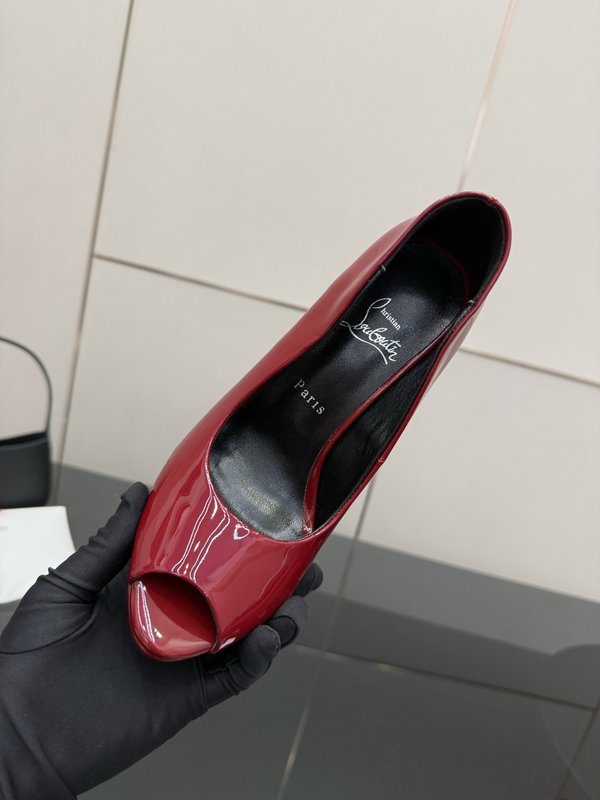 루부탱 에나멜 레드솔 스트랩 하이힐 001-214655