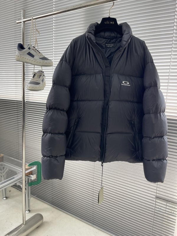 발렌시아가 자수 로고 하이넥 패딩 001-215440