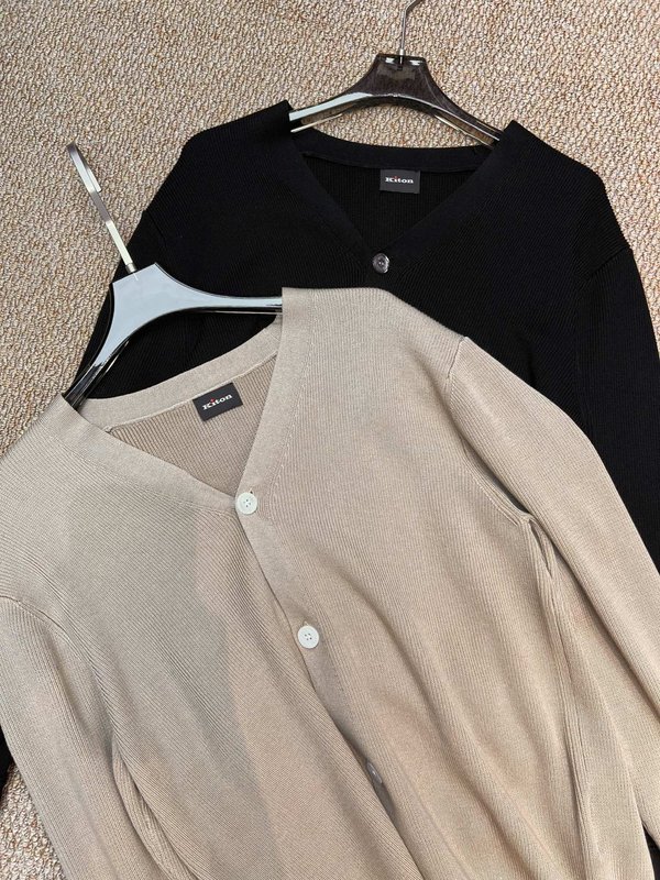 Kiton 남성 코튼 리오셀 블렌드 V 넥 니트 가디건 001-216106