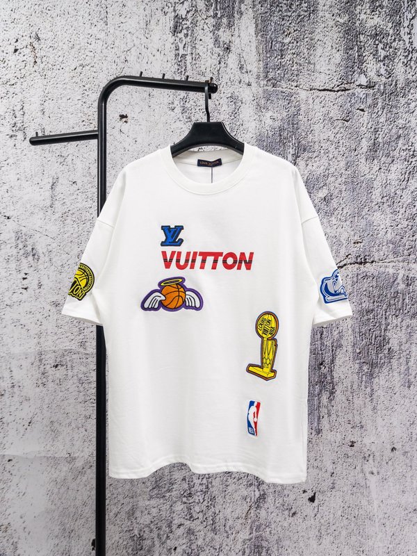 루이비통 NBA 콜라보 자수 패턴 루즈핏 반팔 티셔츠 001-216723