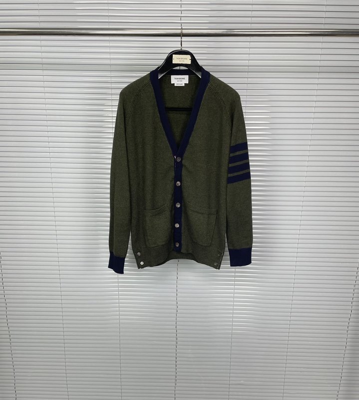톰브라운 4 바 스트라이프 V 넥 카디건 001-217467