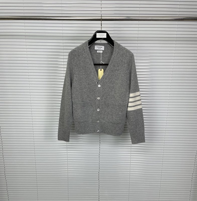톰브라운 25SS 순모 V 넥 숏 카디건 001-217563