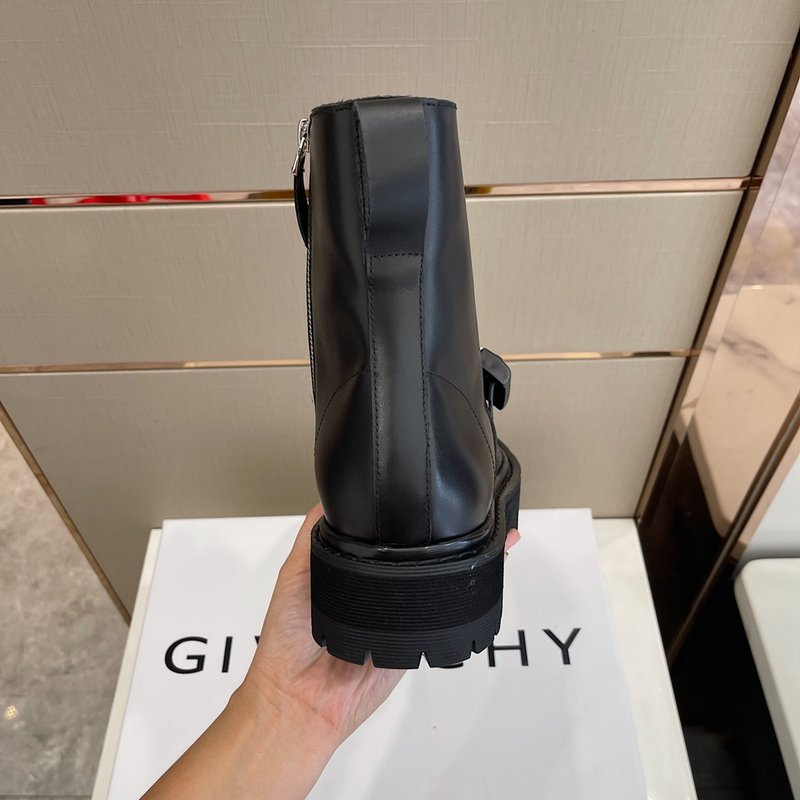 Givenchy GVC 라운드 토 레이스업 부츠 001-218923