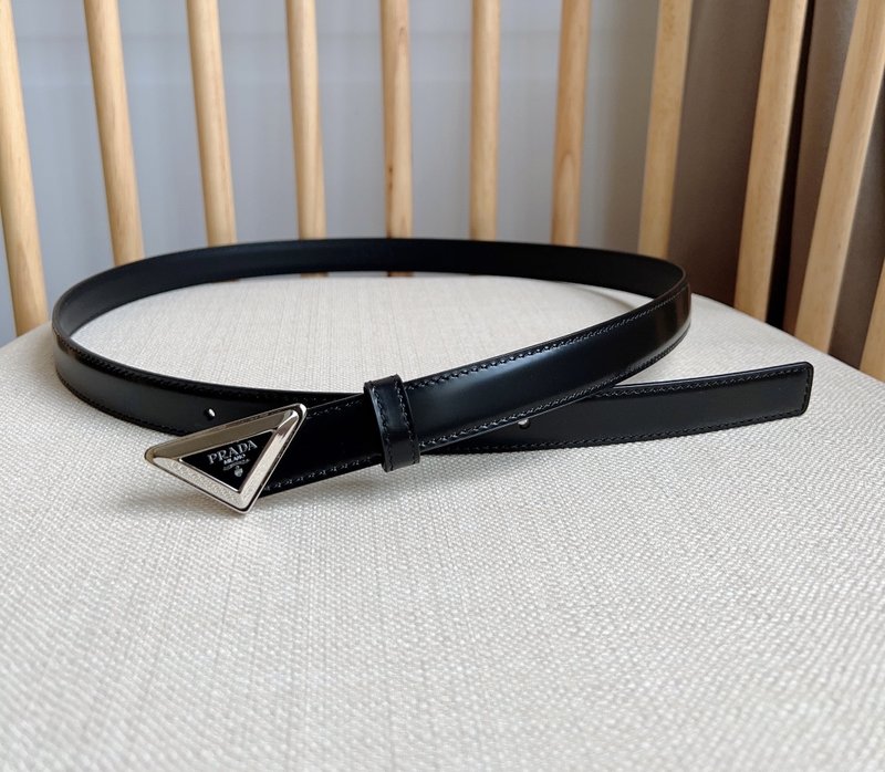 프라다 광택 에나멜 벨트 트라이앵글 버클 001-220142