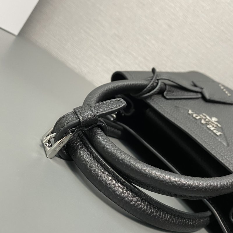 프라다 미니 라이트웨이트 가죽 토트 숄더백 001-221752