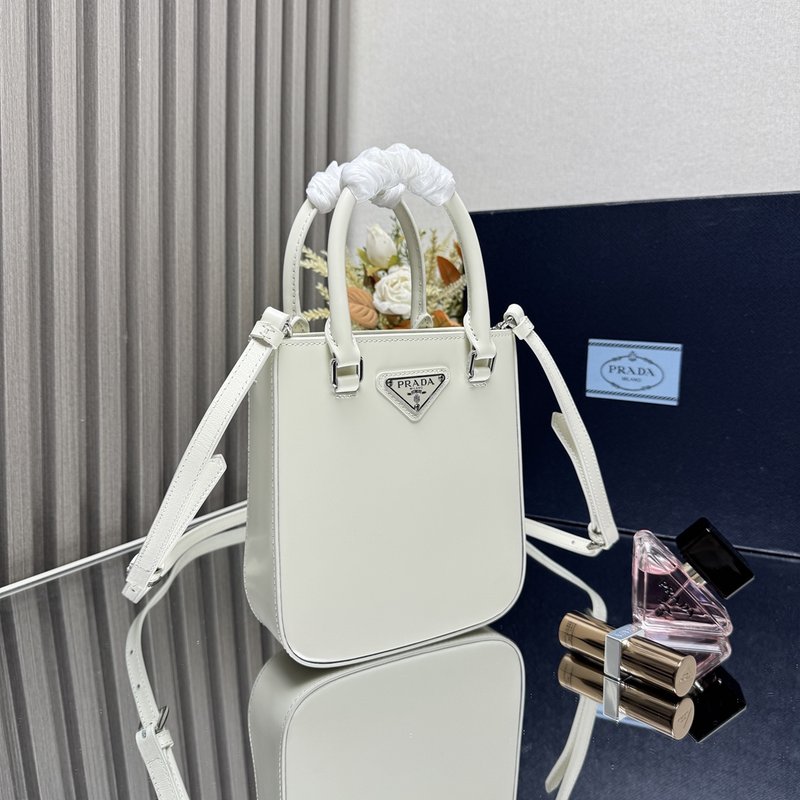 프라다 신상 광택 소가죽 미니 버킷백 001-221780
