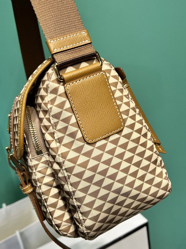 심볼레 프린트 나일론 사피아노 가죽 메신저백 001-221902