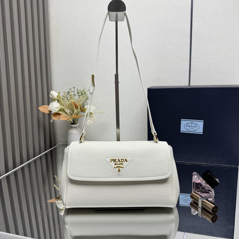 프라다 그레인 레더 숄더백 001-222036