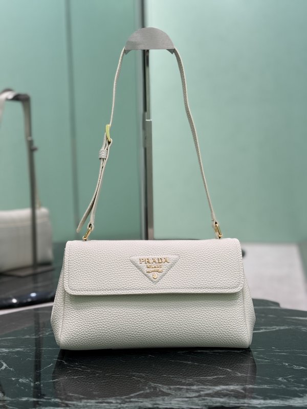 플랩 그레인 레더 숄더백 001-222202