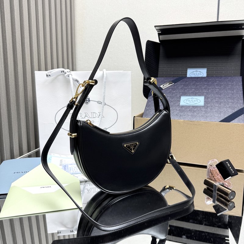 프라다 문 핸드백 소가죽 투웨이 001-222368