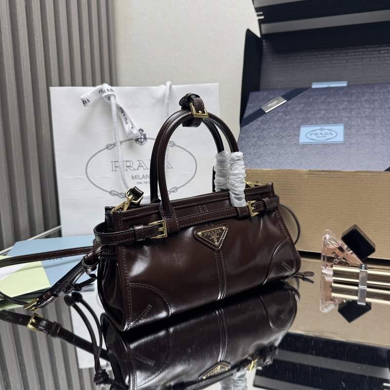 오일드 레더 미니 숄더백 001-222374