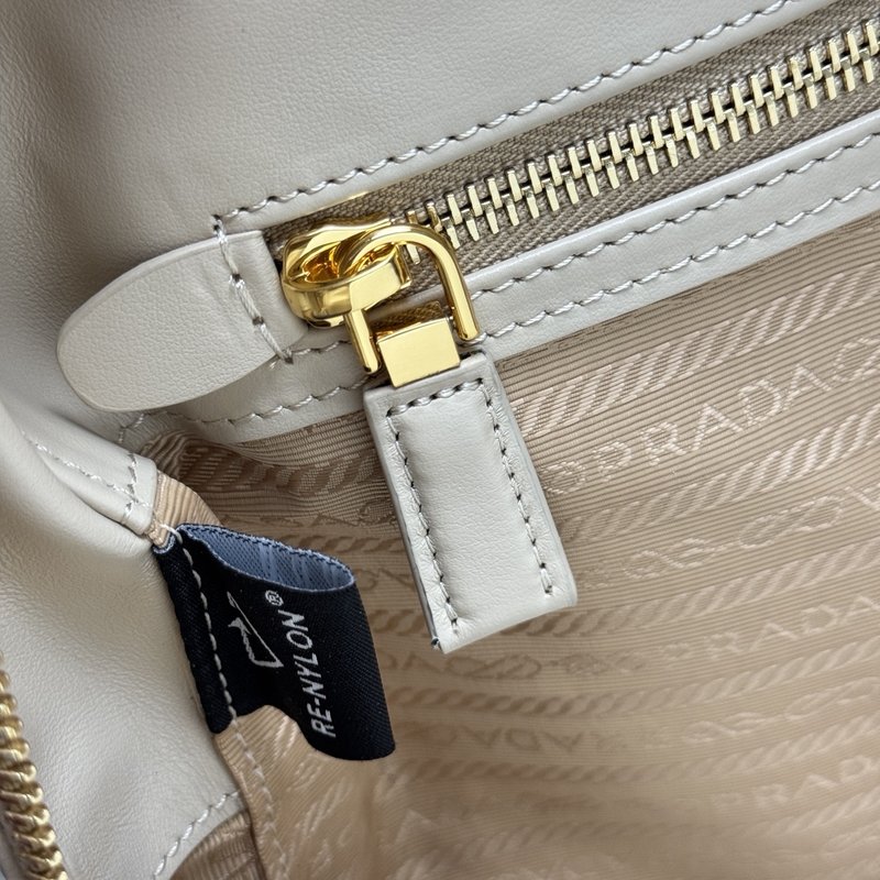 프라다 리나일론 가죽 토트백 001-222454