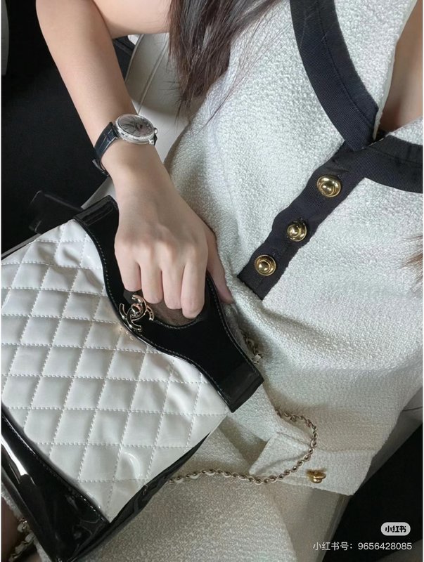 샤넬 클래식 블랙 앤 화이트 토트백 001-223118