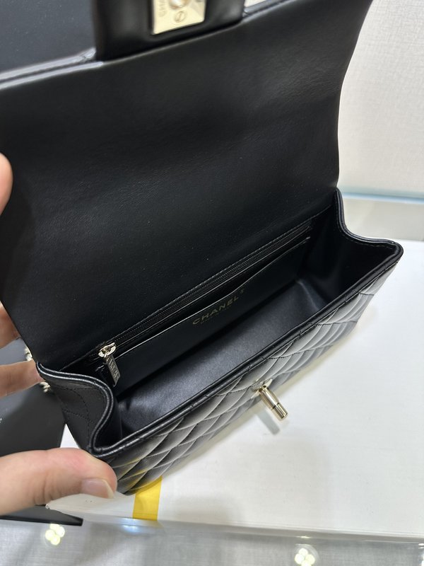 샤넬 클래식 블랙 퀼팅 핸드백 001-223170
